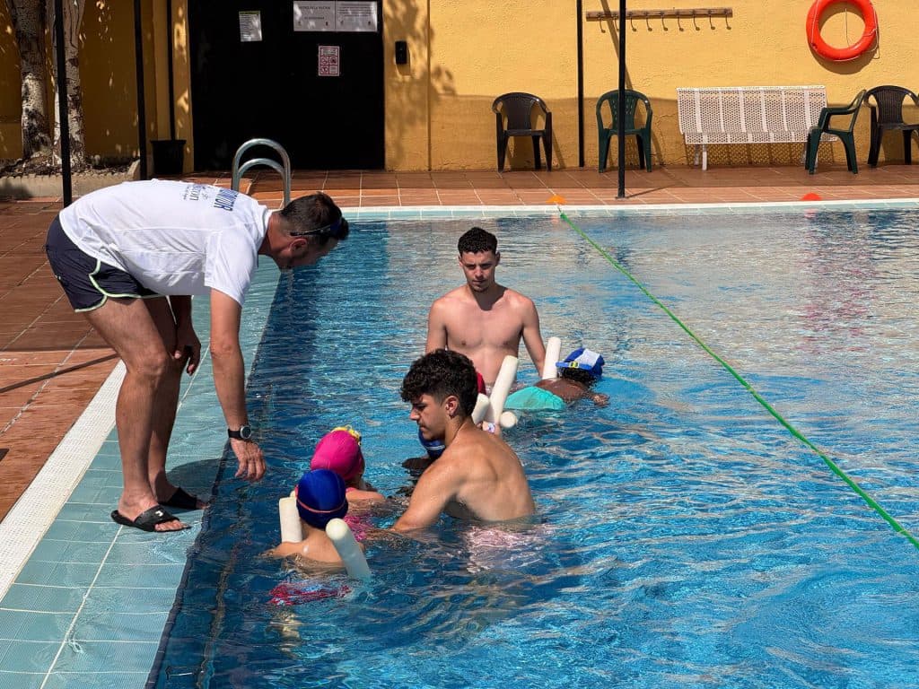 Pequeños y adultos ya disfrutan de las clases de natación de verano en Lanjarón