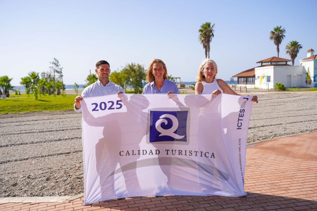 En Playa de Poniente y Playa Granada ya ondea la bandera ‘Q’ de Calidad Turística