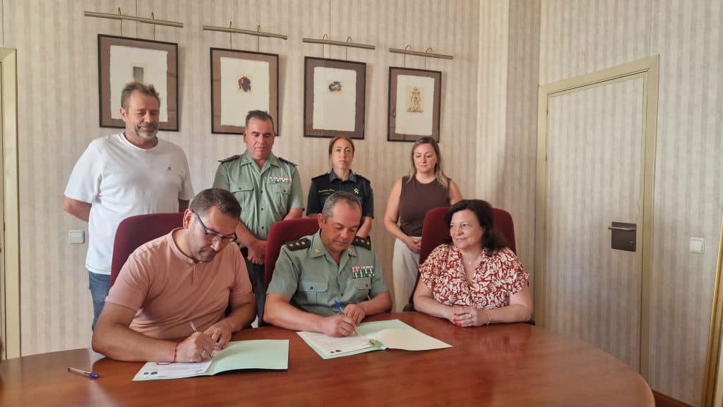 Ayuntamiento de Salobreña y Guardia civil firman un acuerdo de colaboración para la promoción de deporte entre los agentes