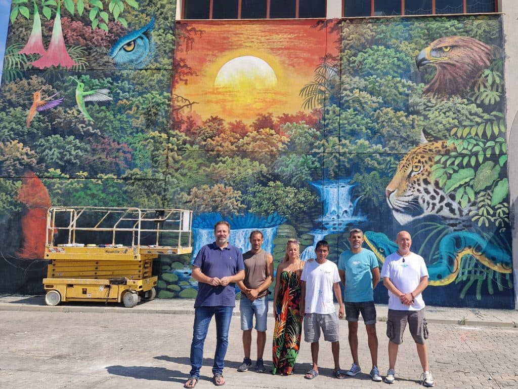 El festival “Salorgullo” finaliza con la elaboración de un mural en la fachada del Polideportivo municipal