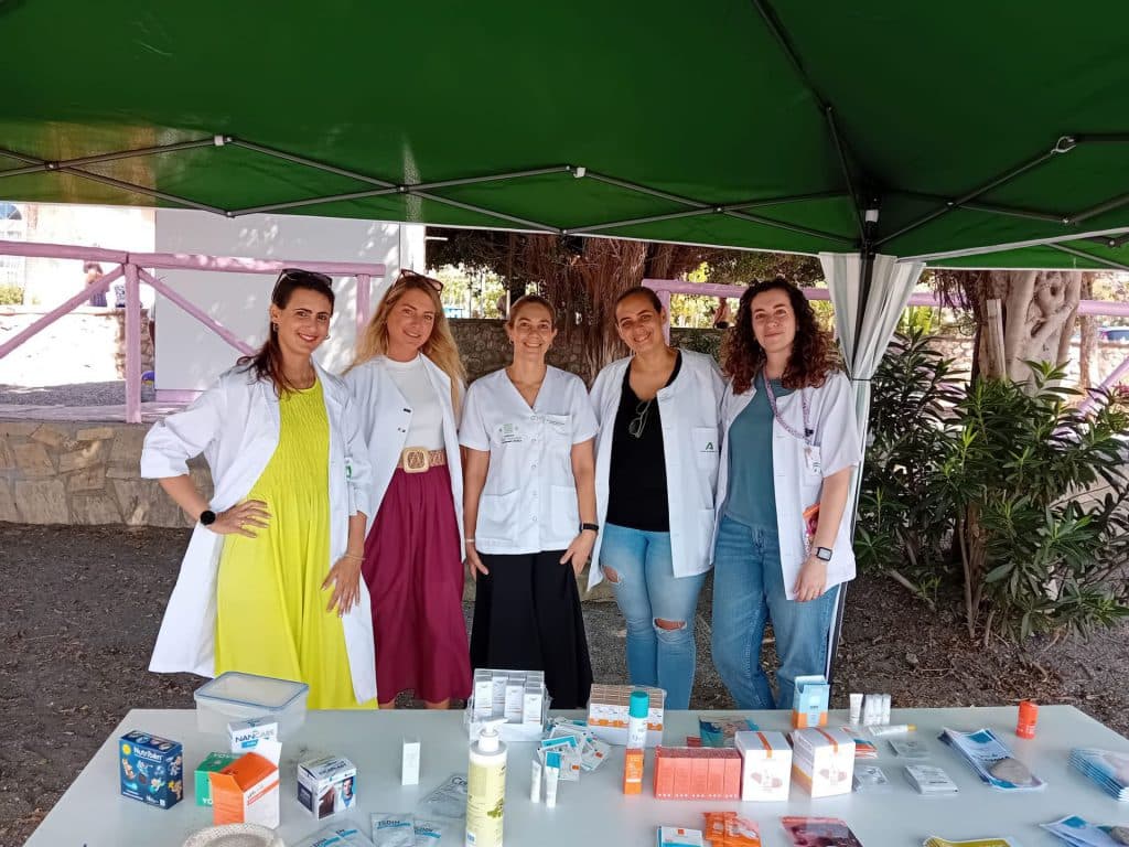 Enfermeras del centro de salud de Almuñécar explican a pie de playa cómo prevenir y tratar las picaduras más habituales en verano