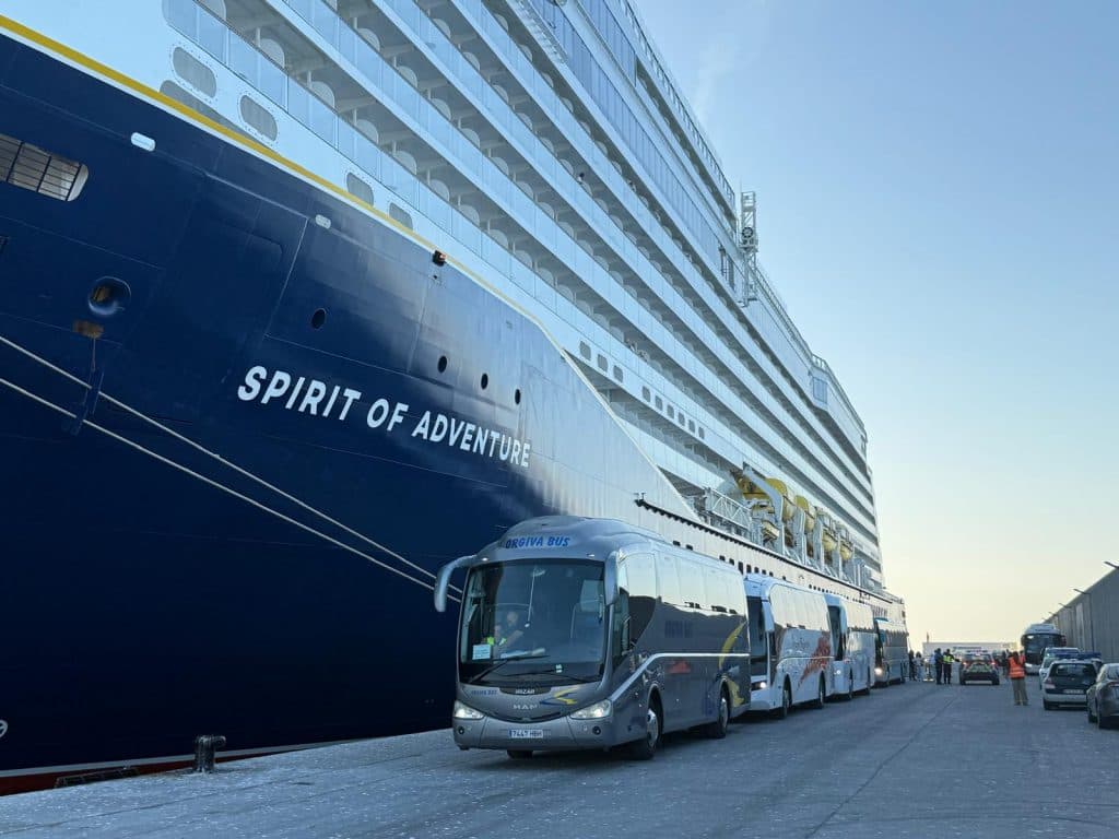 El crucero Spirit of Adventure hace su primera escala en el Puerto de Motril