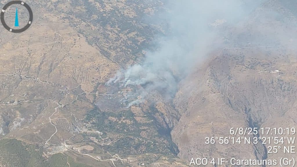 Declarado un incendio forestal en la localidad alpujarreña de Carataunas