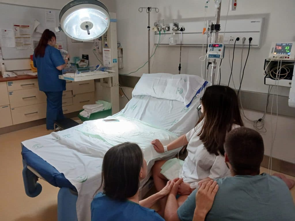 El Hospital de Motril renueva el mobiliario de sus cuatro salas de paritorio e introduce mejoras adicionales para facilitar el parto