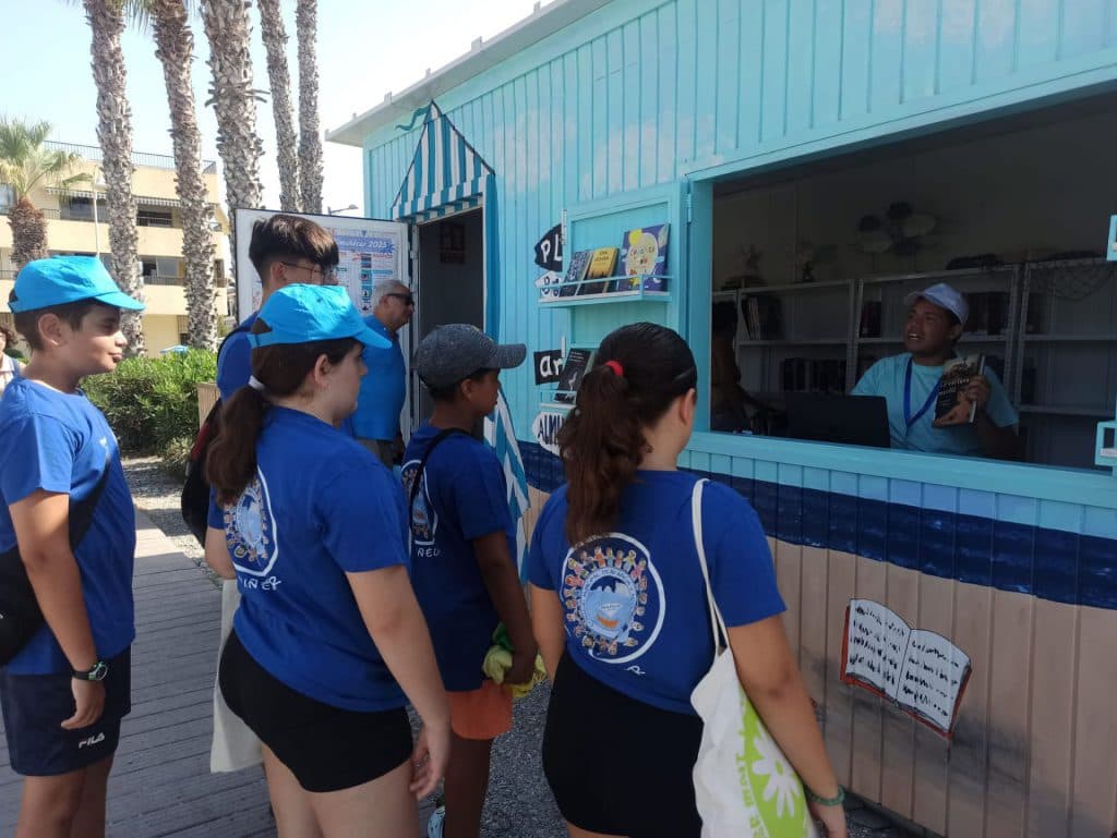 La “Biblioplaya” de Almuñécar conquista a más de 200 usuarios en el verano de su estreno