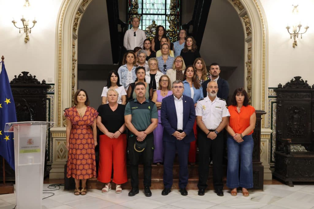 La Subdelegación del Gobierno en Granada guarda un minuto de silencio por el asesinato de una mujer en Motril el pasado 24 de agosto