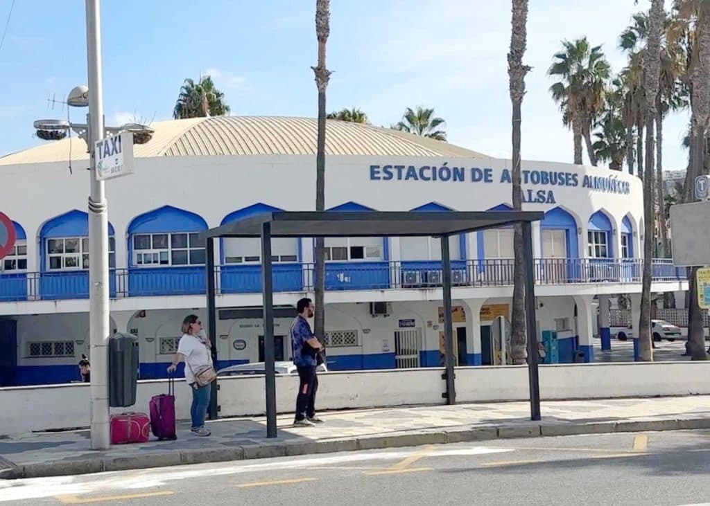 Instalada la primera de las cuatro marquesinas solicitadas por los taxistas de Almuñécar
