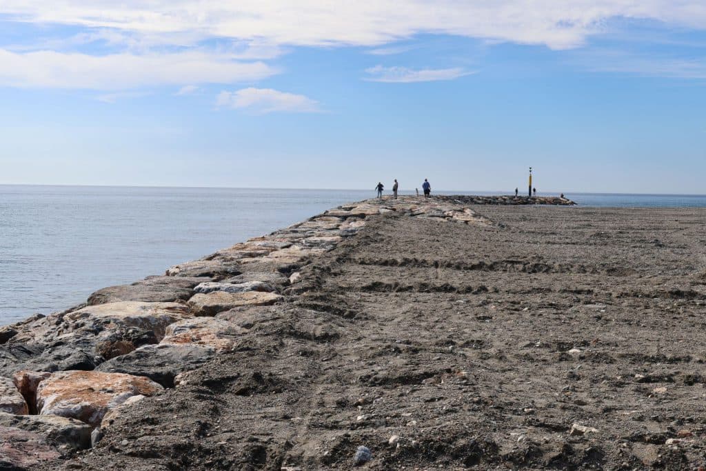 Finalizan las obras del espigón de la Punta del Santo que devuelve la estabilidad y anchura a Playa Granada