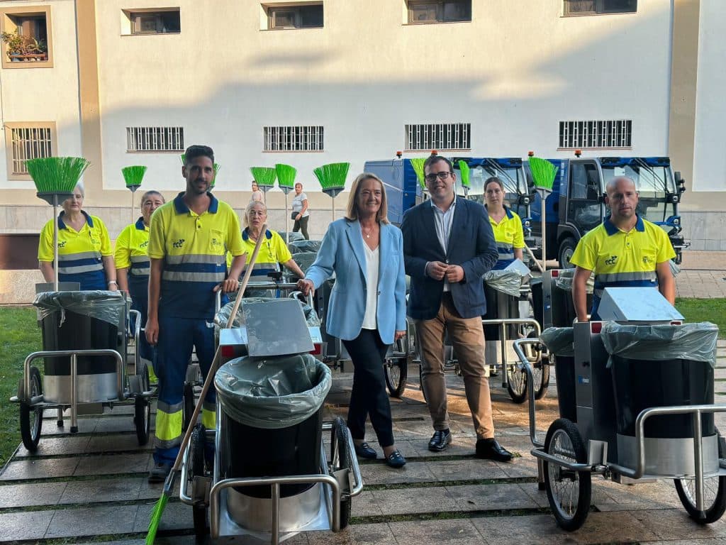 El Ayuntamiento de Motril incorpora maquinaria al servicio de limpieza con 2 nuevas barredoras y 22 portacubos asistidos