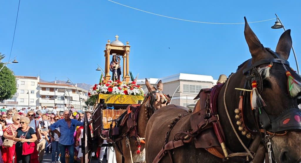 SALOBREÑA OFRENDA SU DEVOCIÓN A LA VIRGEN DEL ROSARIO