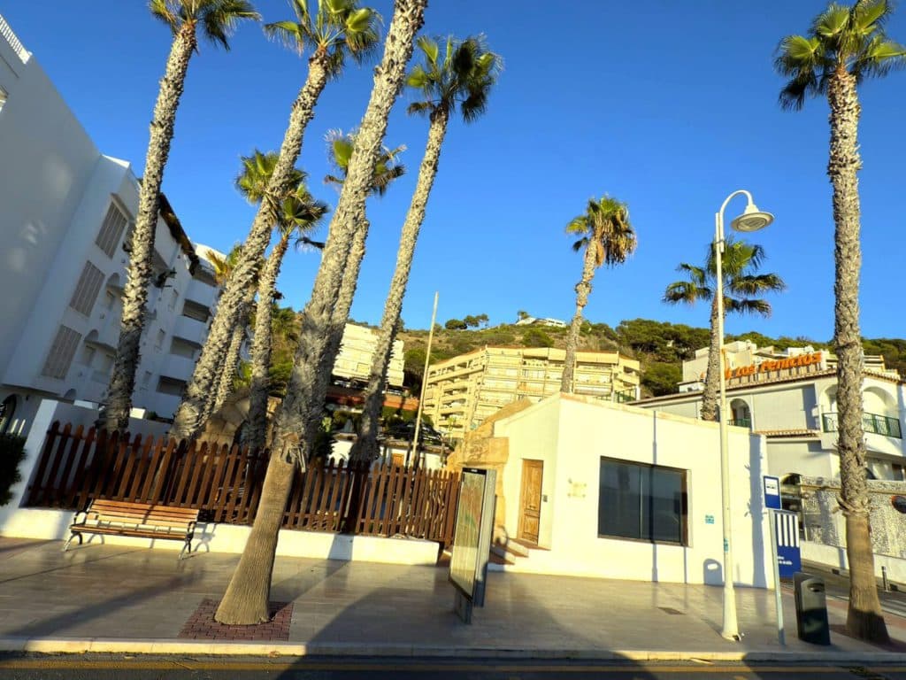 La zona de la piscina herradureña, sin uso dese hace años, se destinará a suelo construible de alojamientos en régimen de alquiler