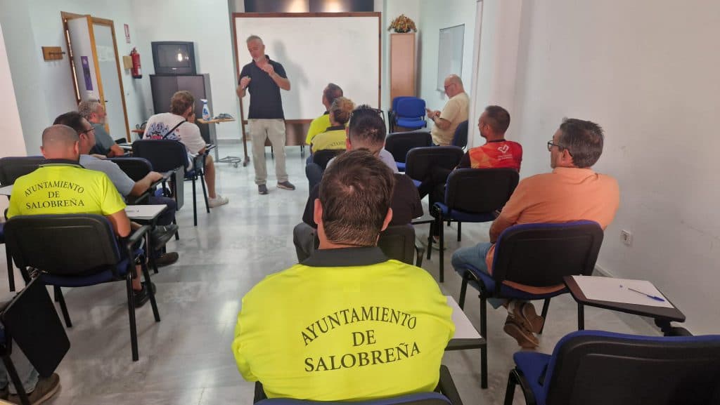 Los operarios de jardines de la Villa se forman en un nuevo protocolo de poda más sostenible