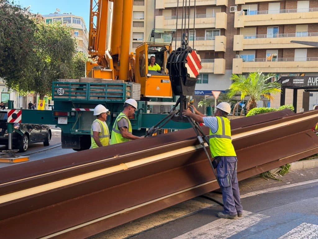 El Ayuntamiento de Motril emite un mensaje de «tranquilidad» tras el desplome y traslado del obelisco