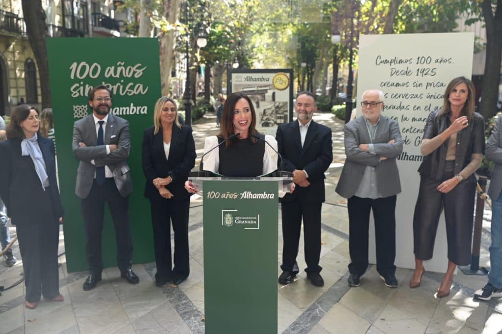 Rocío Díaz alaba la historia centenaria de Cervezas Alhambra que “guarda la tradición y la esencia de Granada”