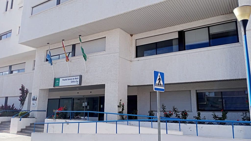 Dos heridos traslados al Santa Ana tras arder una embarcación en el Puerto de Motril