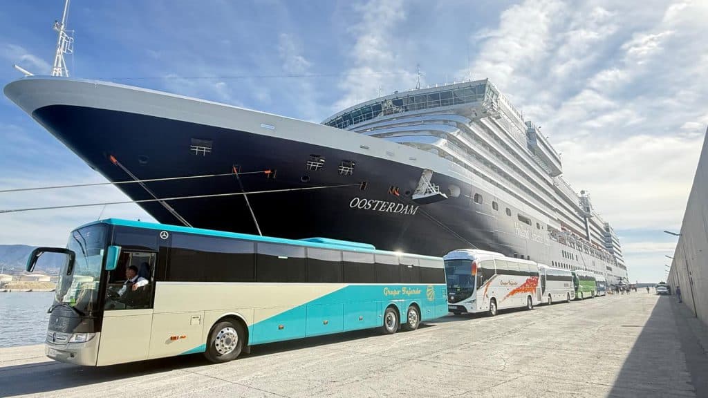 El Puerto de Motril recibe por vez primera al crucero Oosterdam, del segmento premium de Holland America Line