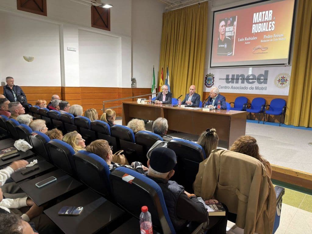Luis Rubiales presenta su libro en Motril, arropado por paisanos y amigos