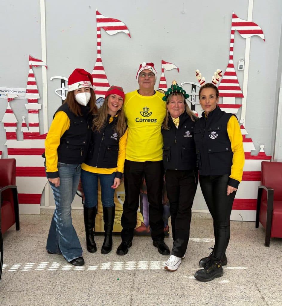 Correos recoge las cartas para los Reyes Magos en ASPACE Granada y comparte la ilusión de la Navidad