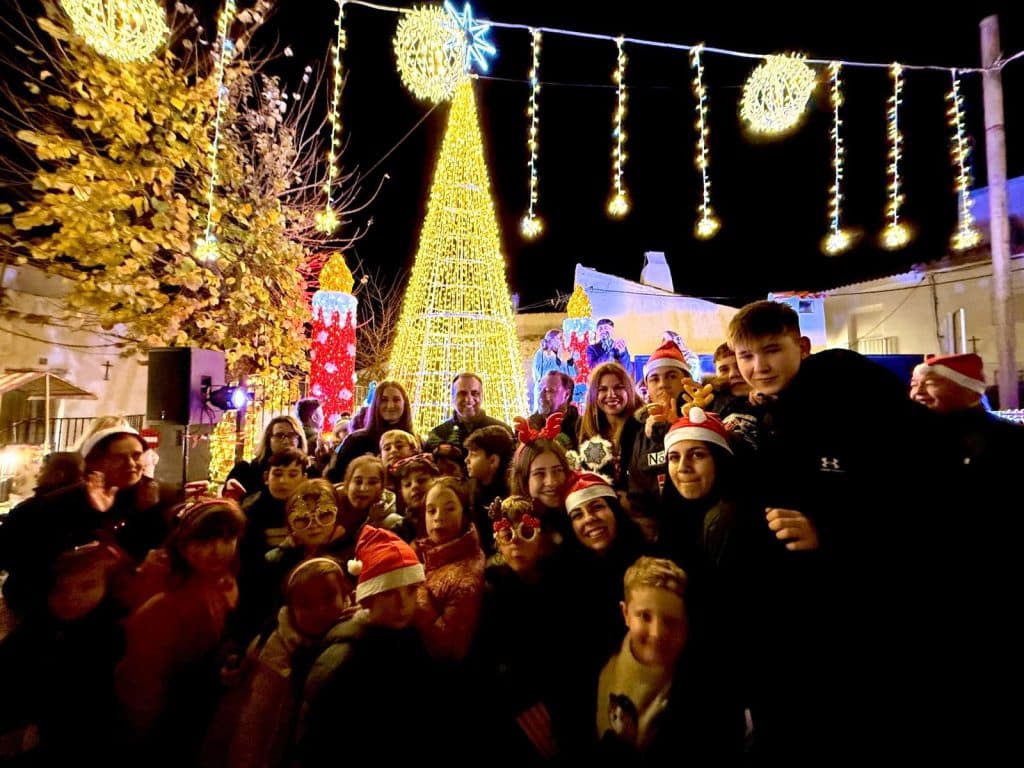 Diputación enciende la Navidad en Polícar dentro del programa provincial de apoyo a los pequeños municipios