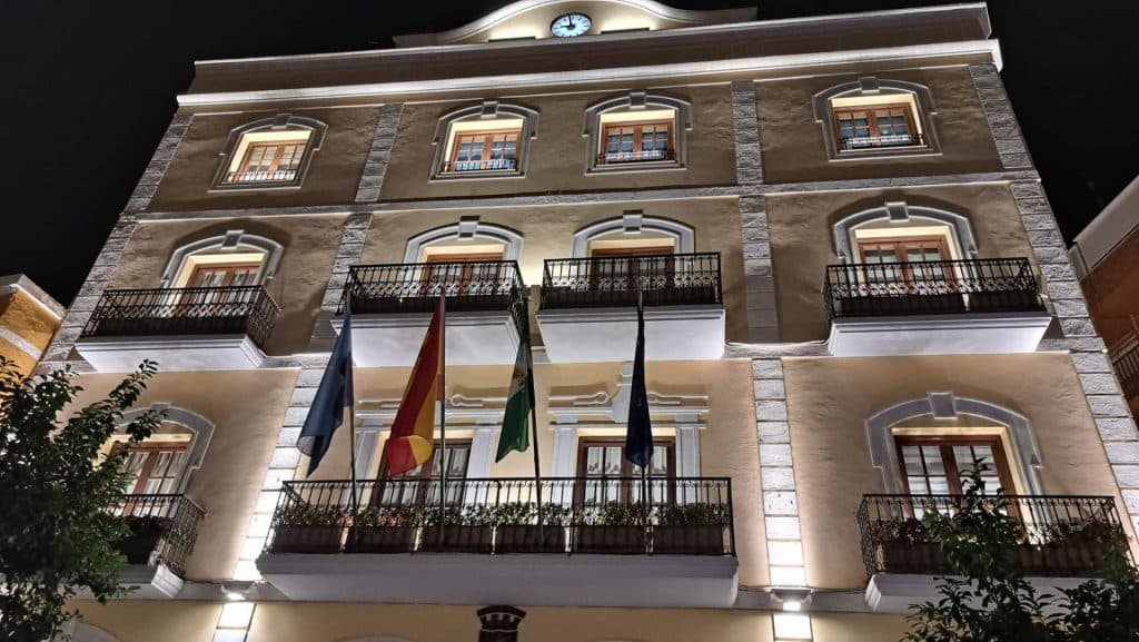 El alcalde de Almuñécar denuncia el “hachazo” salarial del Gobierno central a los empleados municipales