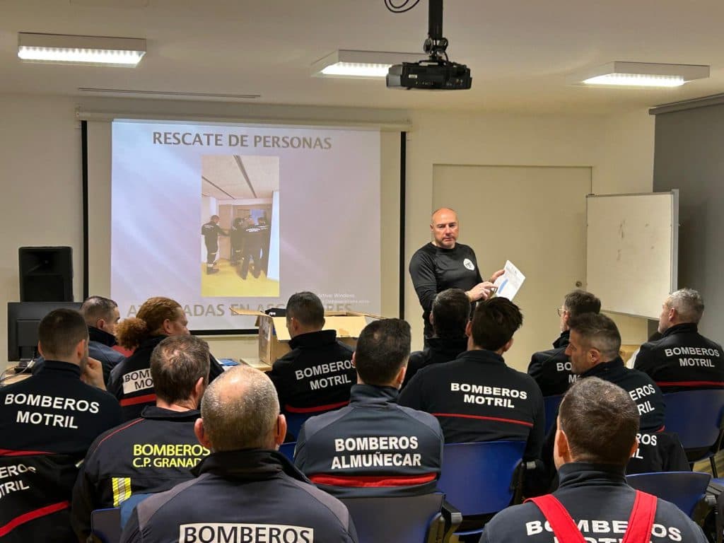 Rafael Caballero visita a los bomberos que participan en el curso de rescate en ascensores de nueva generación