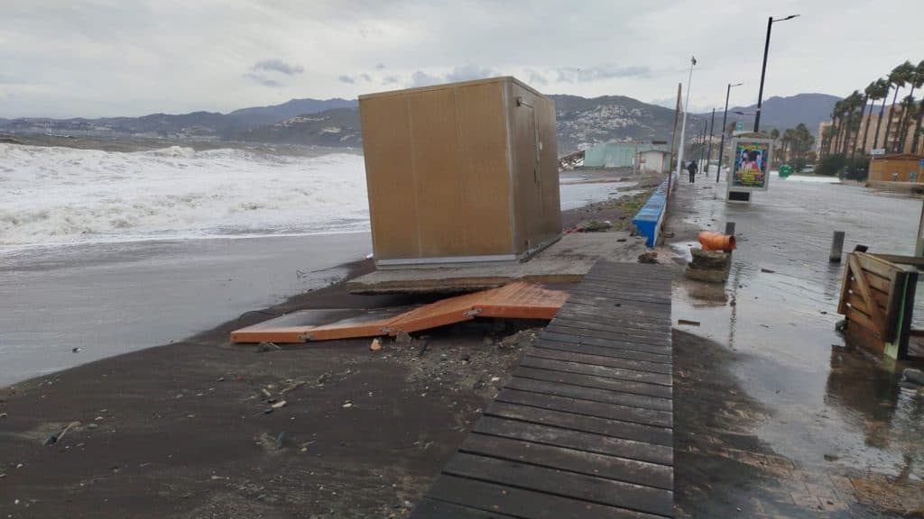 Salobreña va recuperando la normalidad tras el temporal y denuncia «la falta de medidas preventivas para evitar los daños en sus playas»