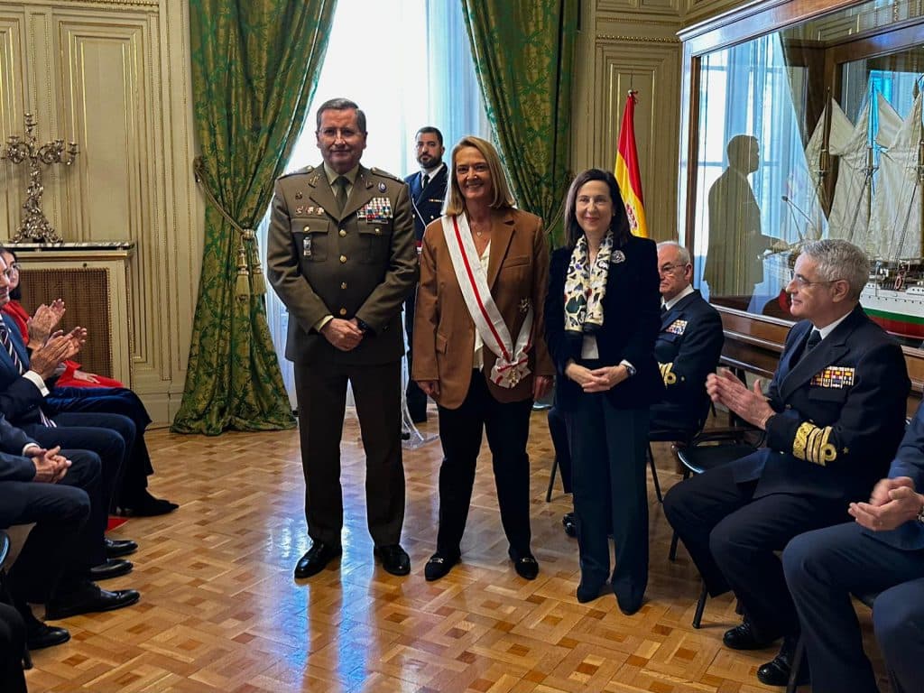 La alcaldesa de Motril recibe la Gran Cruz al Mérito Militar con motivo de la organización del Día de las Fuerzas Armadas de 2023 en la ciudad