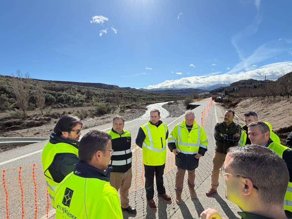 Diputación inicia las obras de un paso alternativo en la GR-4105 tras el derrumbe de varios tramos de la carretera