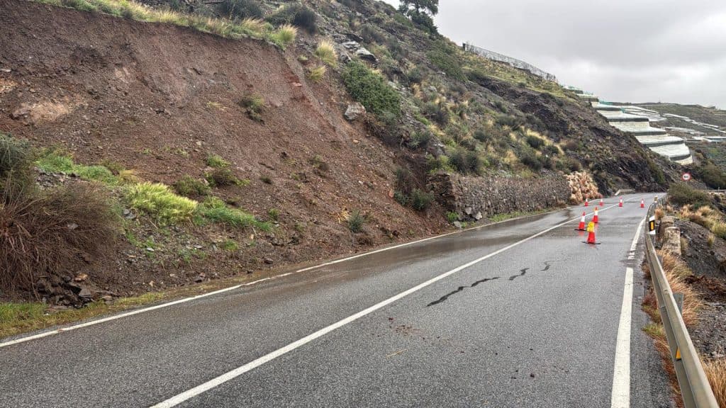 Cortada al tráfico la carretera N-340 de Castell de Ferro a Casarones por desprendimientos