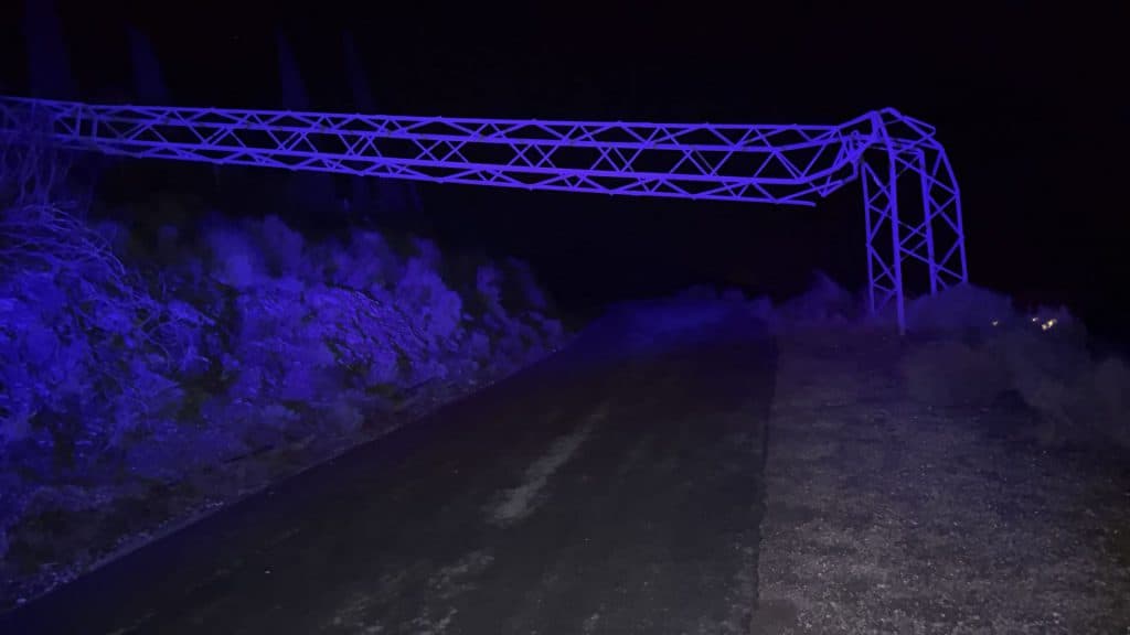El viento tumba una torreta de alta tensión en la carretera de la Haza del Trigo (Polopos)