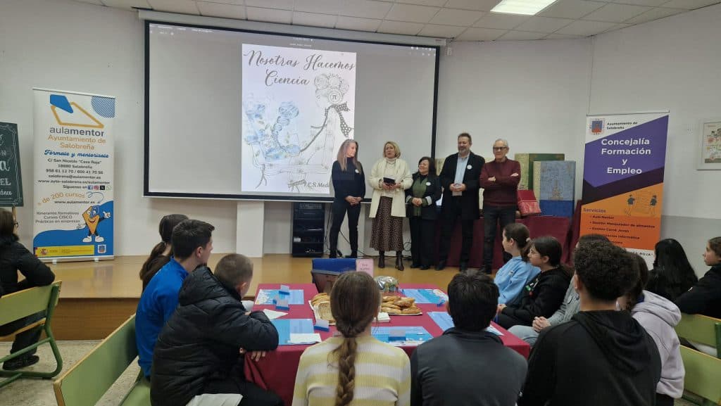 Los institutos Nazarí y Mediterráneo de Salobreña acogen la tercera edición del proyecto ‘Café con Ciencia’