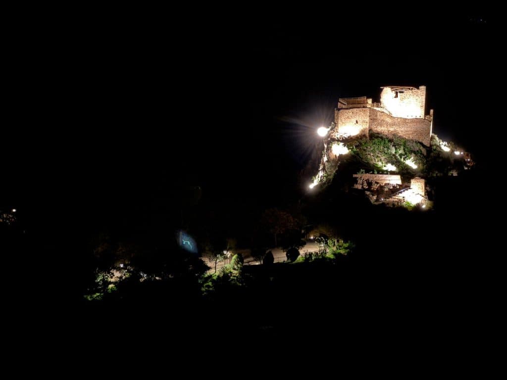 El Castillo Medieval de Lanjarón estrena luminaria y mejora su acceso con una inversión de 70.000 euros