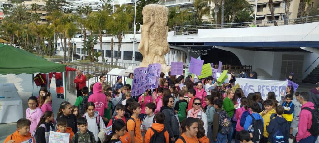 Cerca de 600 estudiantes llenan las calles de Almuñécar en la tradicional Marcha por la Igualdad