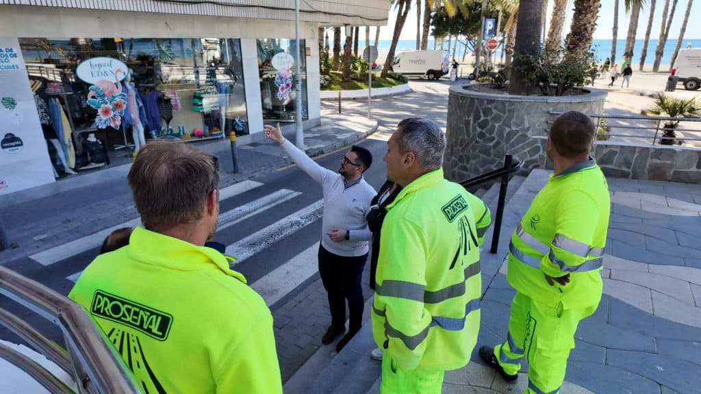 Culmina la implantación de 14 pasos de peatones inteligentes en Almuñécar