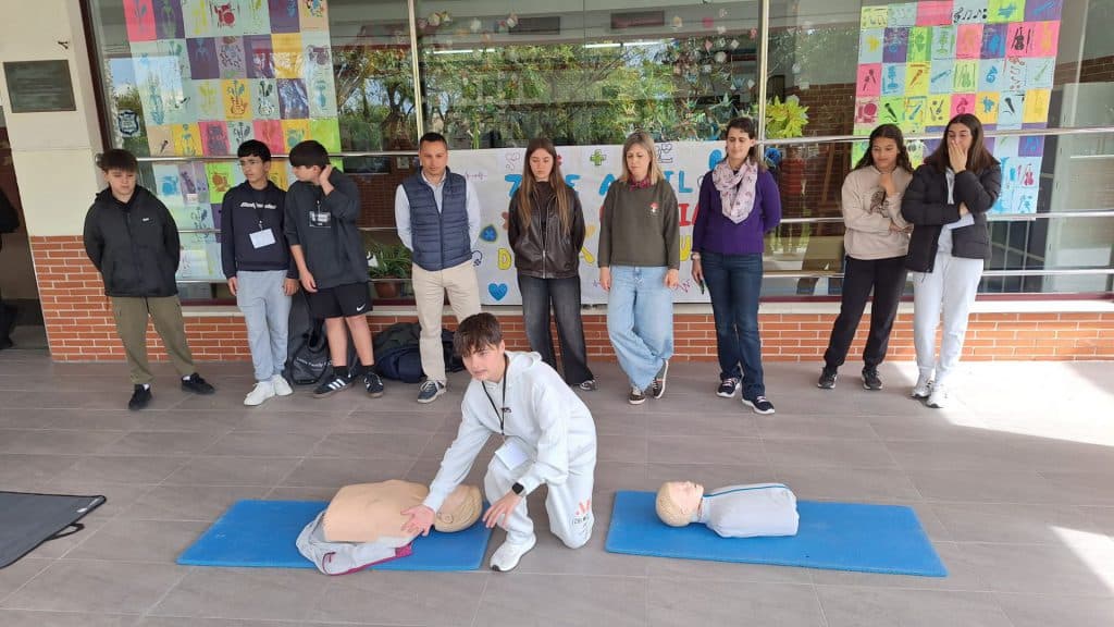El Ayuntamiento de Almuñécar y la comunidad educativa impulsan la formación en primeros auxilios por el Día Mundial de la Salud