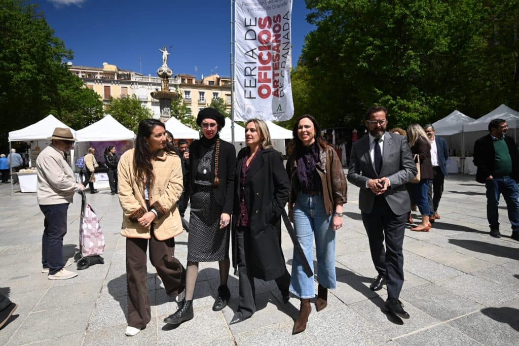 Rocío Díaz reconoce la tradición y los valores que encarna la VIII Feria de Oficios Artesanos de Granada