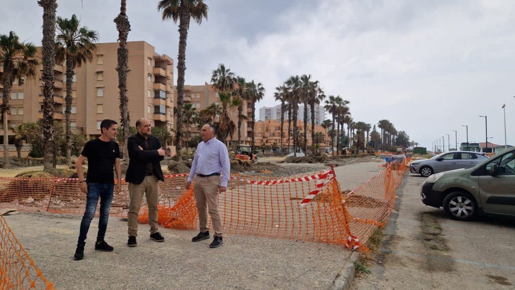 Las obras de peatonalización del paseo marítimo de Salobreña avanzan a buen ritmo