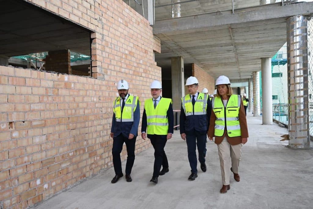 El consejero Antonio Sanz visita las obras de ampliación del Hospital Santa Ana en Motril