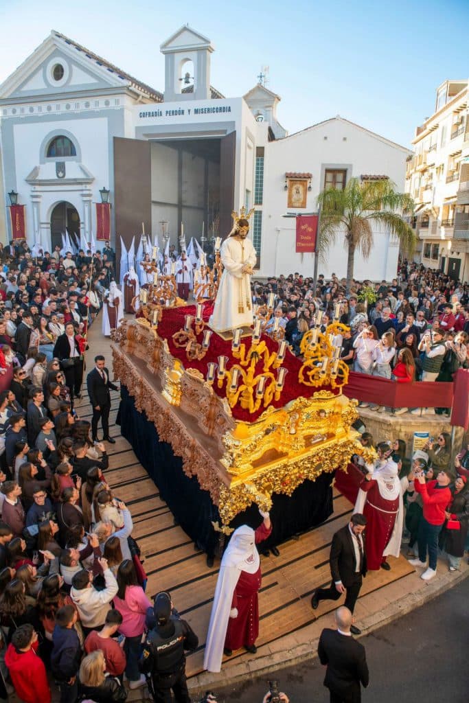 PERDON Y MISERICORDIA EJERCITAN SU PENITENCIA POR EL BARRIO QUE LES VIO NACER