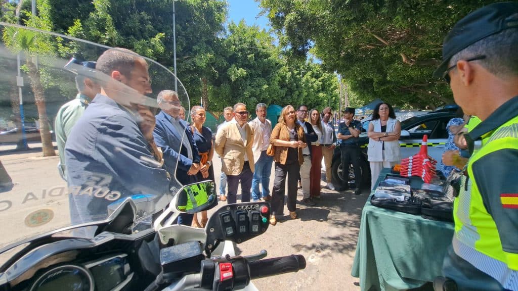 Más de mil personas visitan la exposición de medios de la Guardia Civil en el paseo Blas Infante de Almuñécar