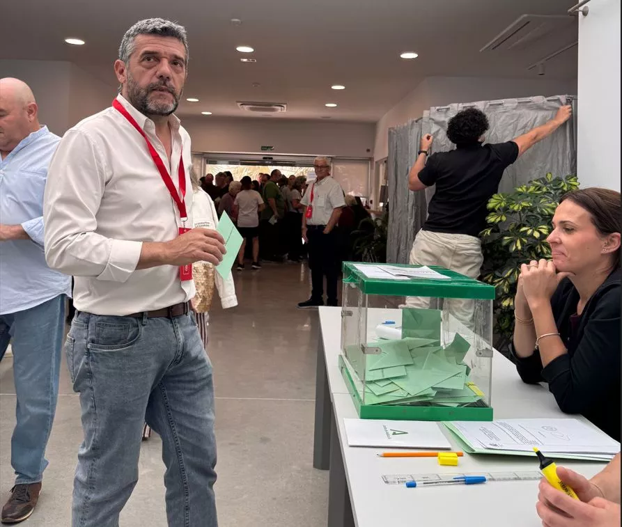 El candidato Francisco Sánchez-Cantalejo ejerce su derecho al voto y anima a la participación