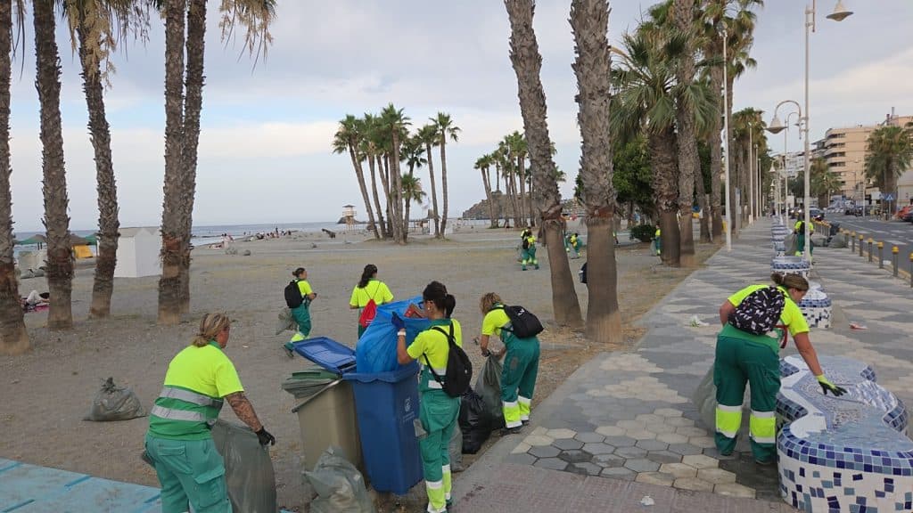 El Ayuntamiento de Almuñécar activa un dispositivo especial de limpieza para la celebración de San Juan