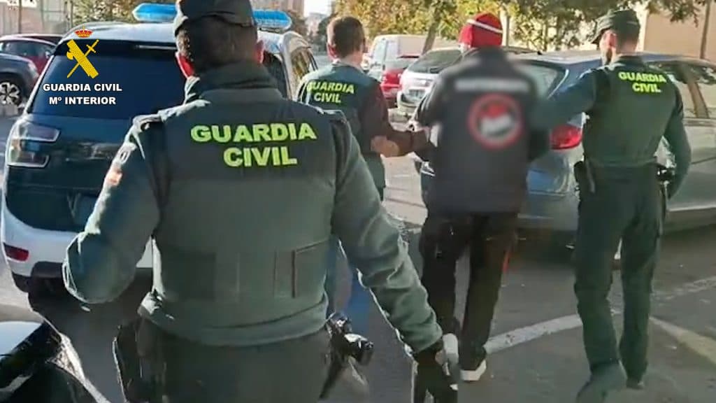 Detenido un ciberdepredador sexual con más de 200 dispositivos de almacenamiento de imágenes pedófilas