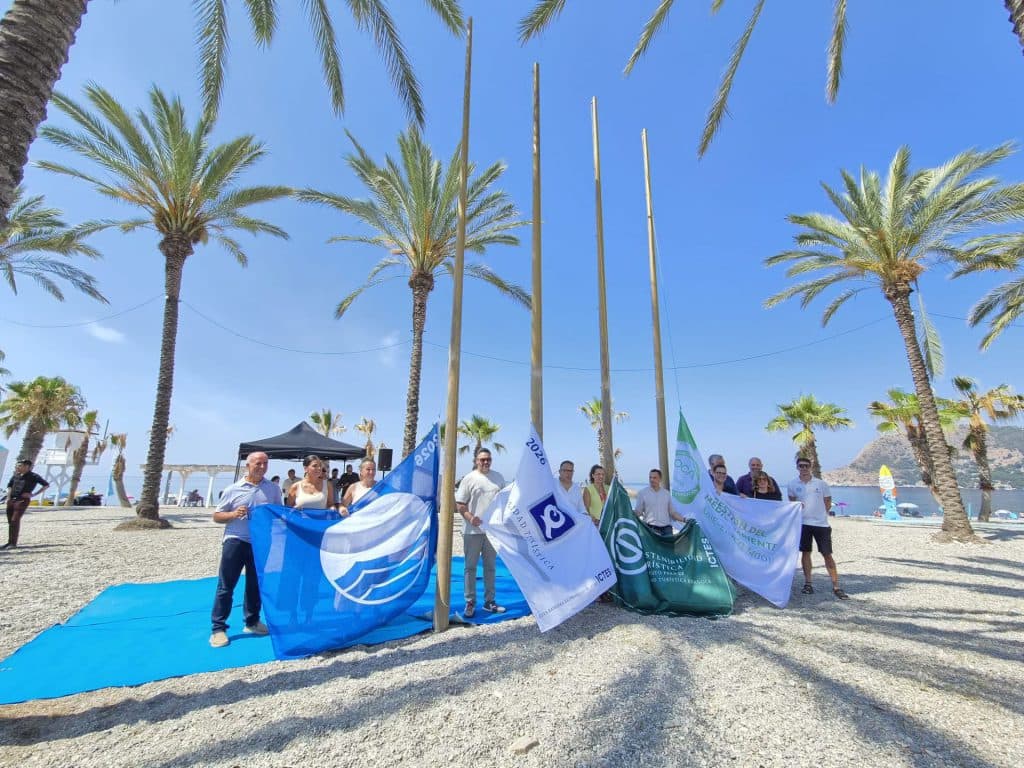 Las playas de Almuñécar y La Herradura reafirman su liderazgo en la excelencia con el izado de las Banderas Azules, Q de Calidad y ‘S’ de Sostenibilidad
