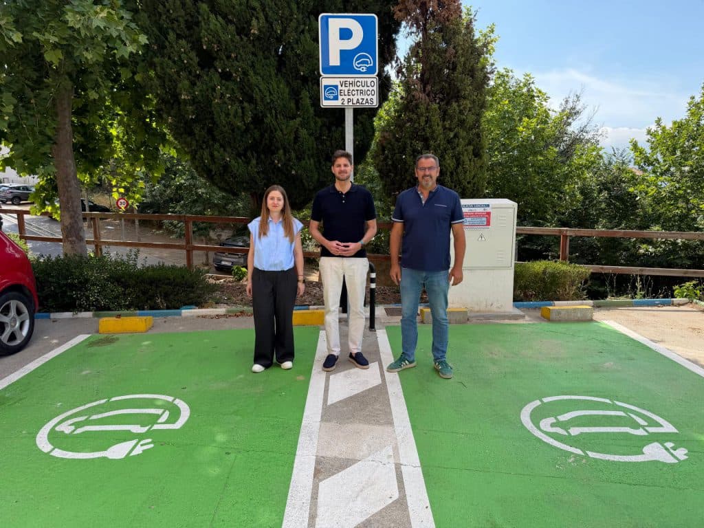 Lanjarón pone en marcha puntos de recarga que darán servicio hasta a 8 vehículos eléctricos simultáneamente