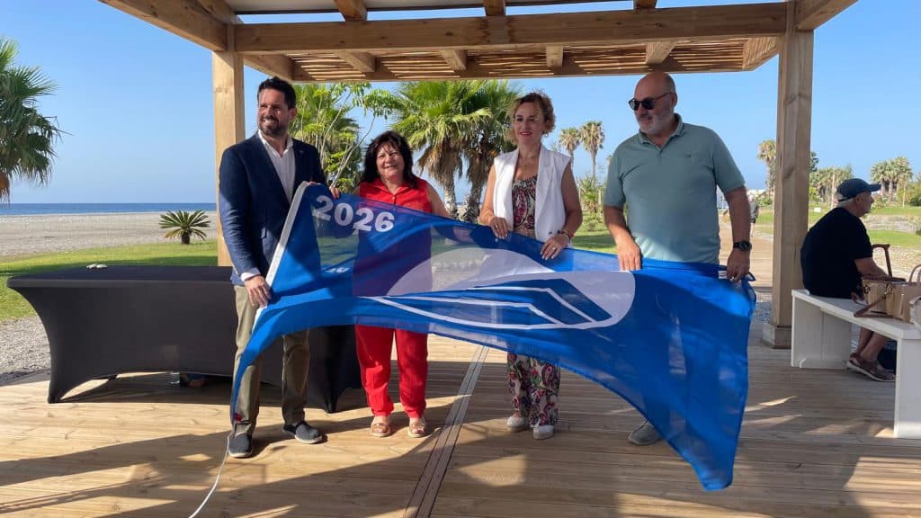 Salobreña recoge la bandera azul de la Playa de La Guardia