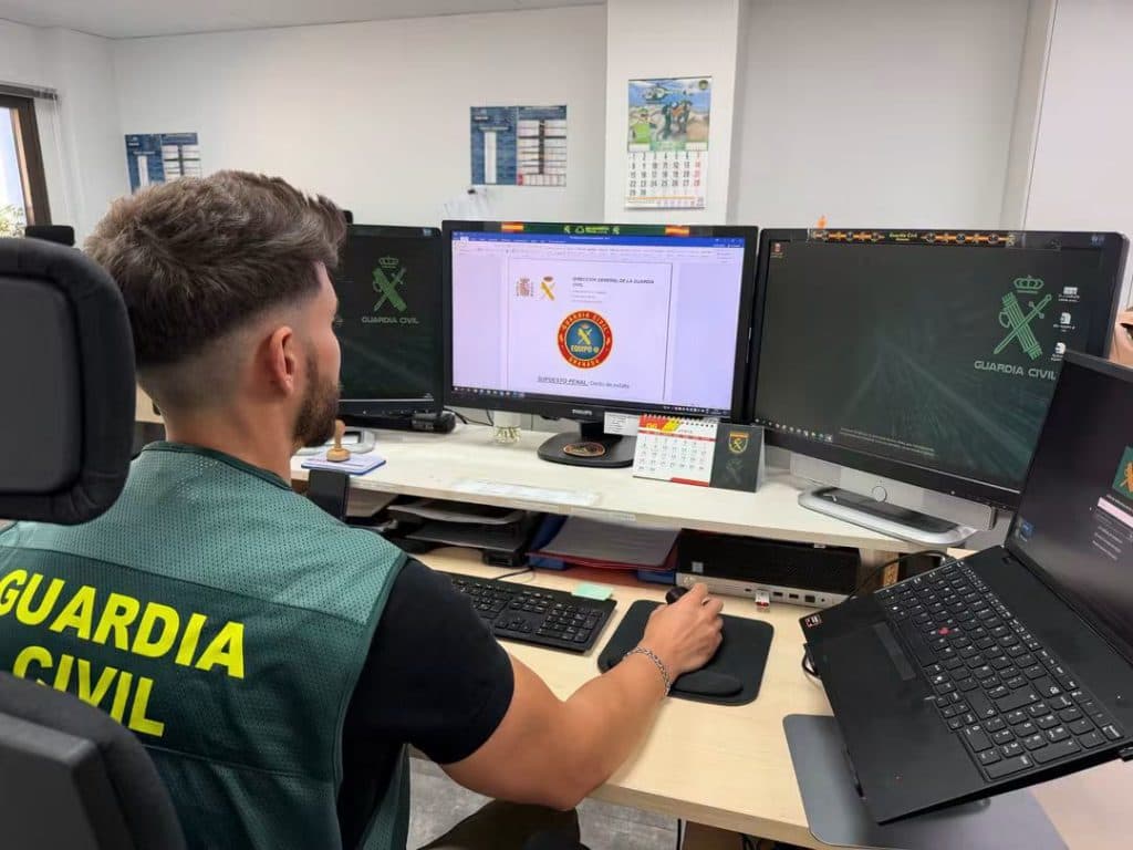 Detienen a una empleada bancaria por estafar más de 14.000 euros a una clienta de Granada