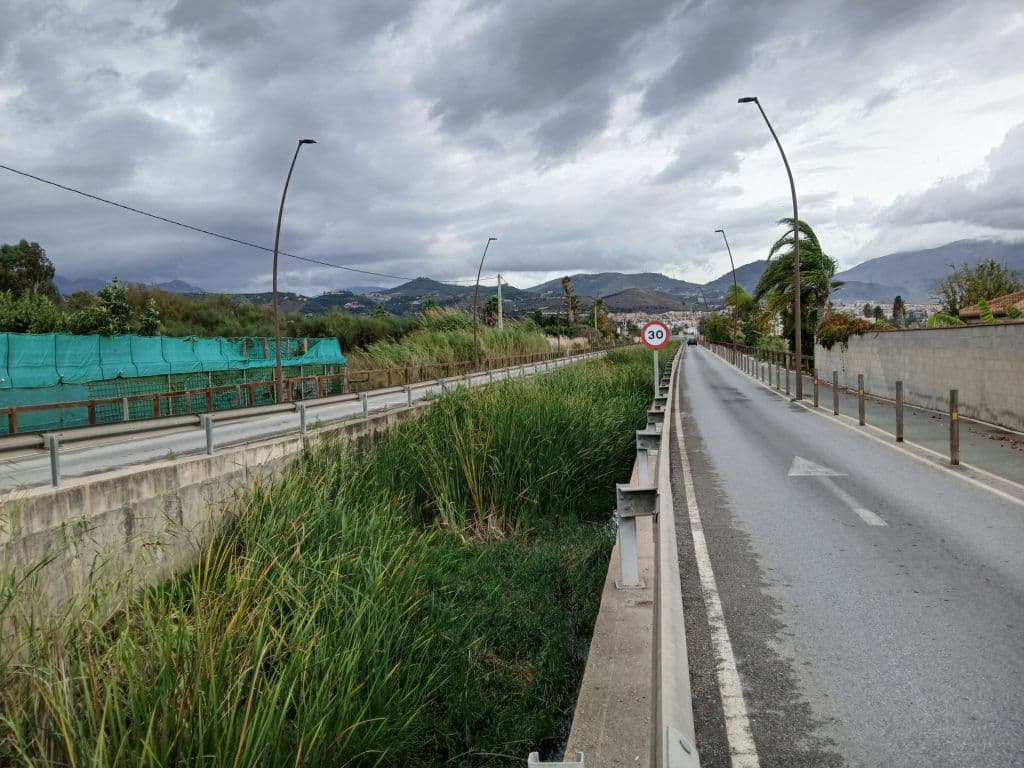 Un joven de 18 años herido muy grave tras accidentarse con un patinete en la Rambla de las Brujas de Motril