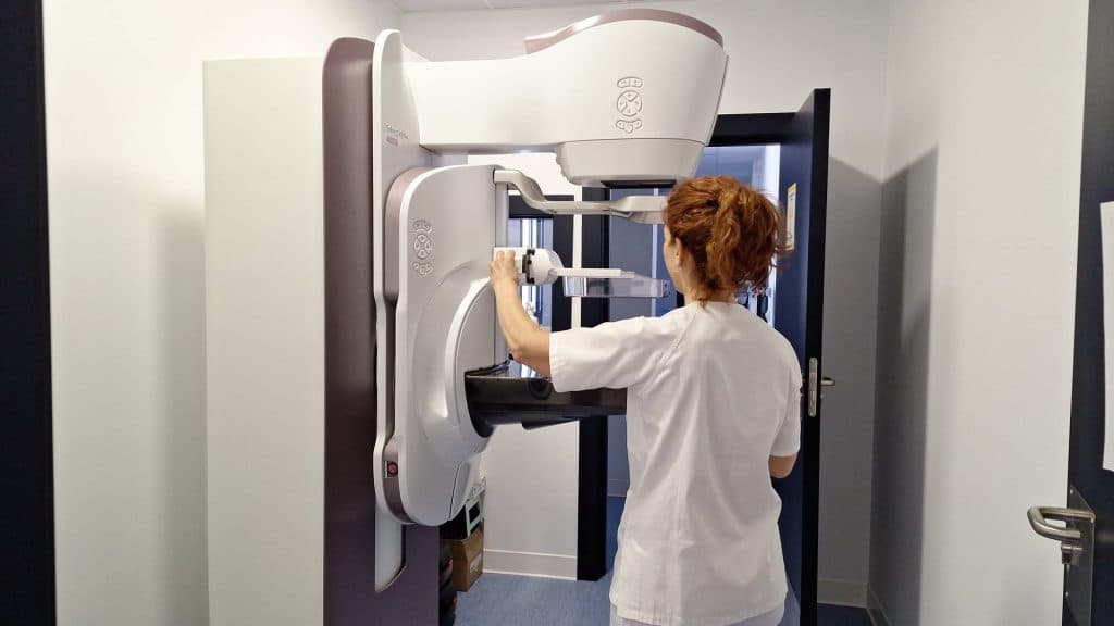 El centro de salud de Almuñécar instala un mamógrafo tridimensional de alta precisión