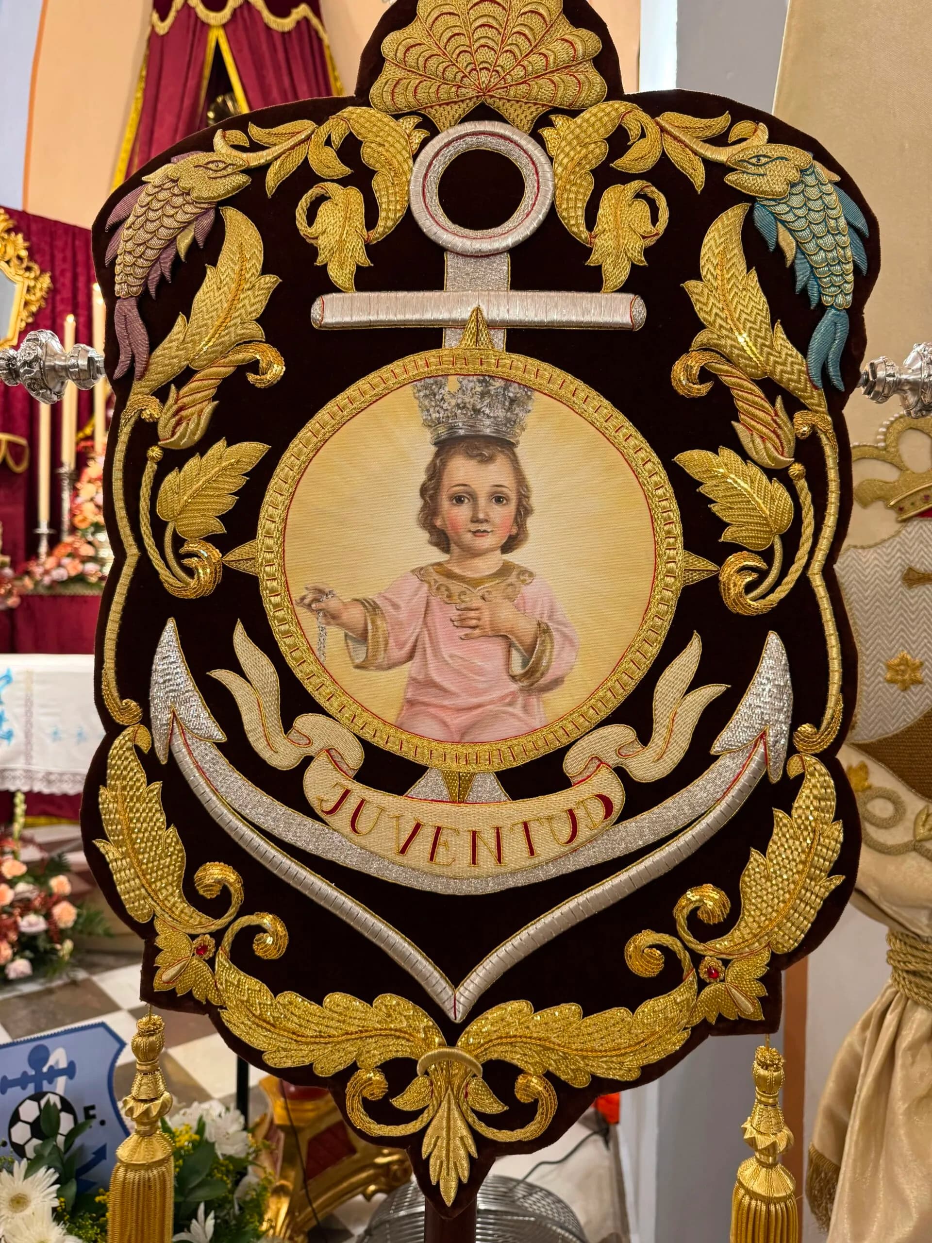 La Hdad. de la Virgen del Carmen de El Varadero presenta el nuevo banderín de su Grupo Joven